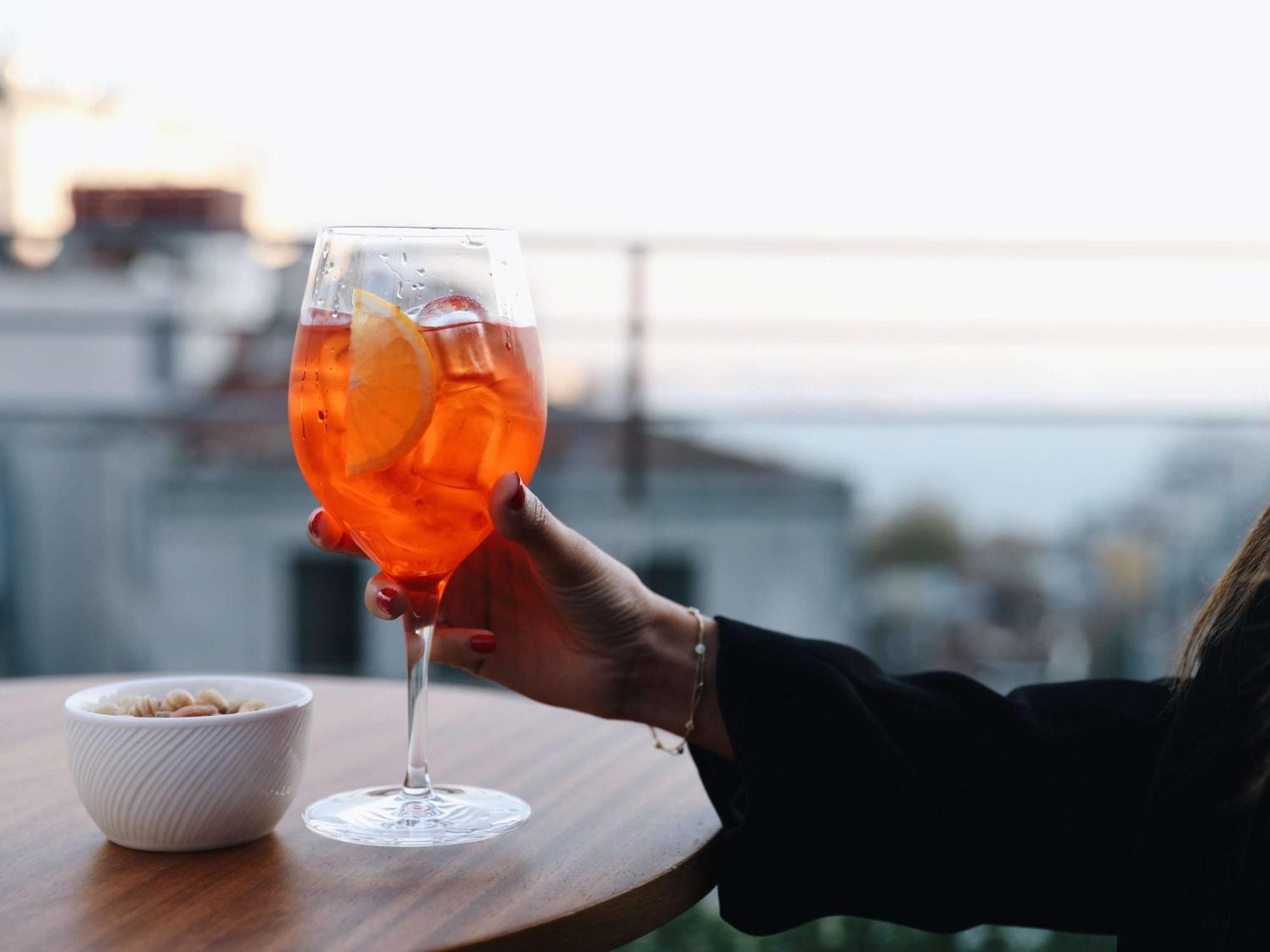 Hotel Sofitel Istanbul Taksim Zewnętrze zdjęcie A glass of Aperol Spritz