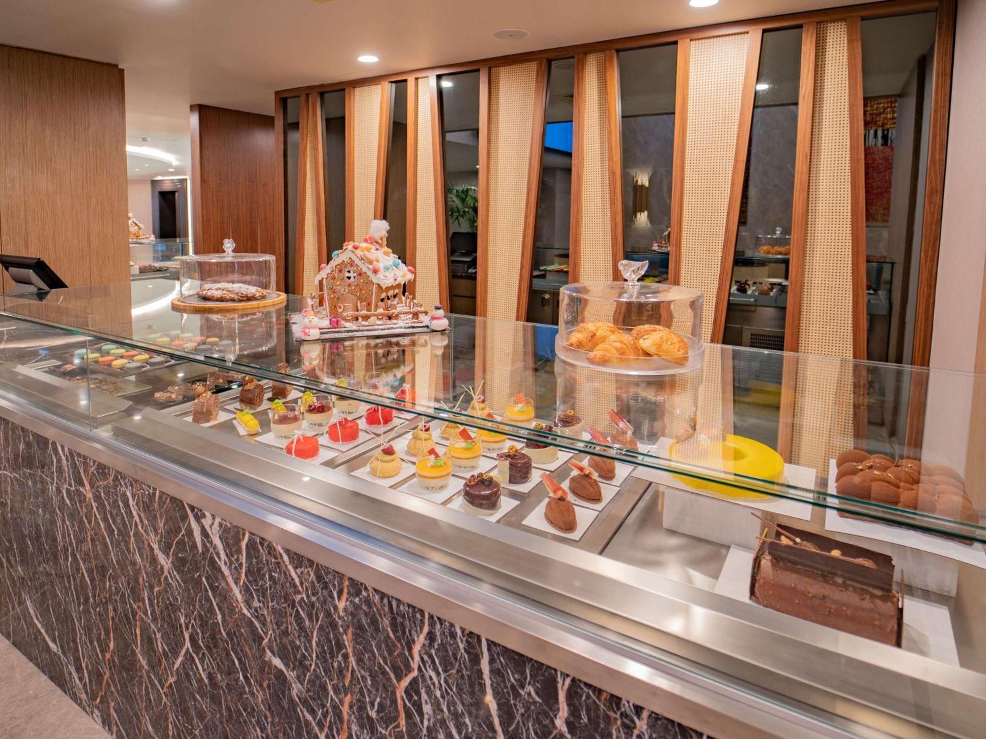 Hotel Sofitel Istanbul Taksim Zewnętrze zdjęcie A pastry display at a hotel