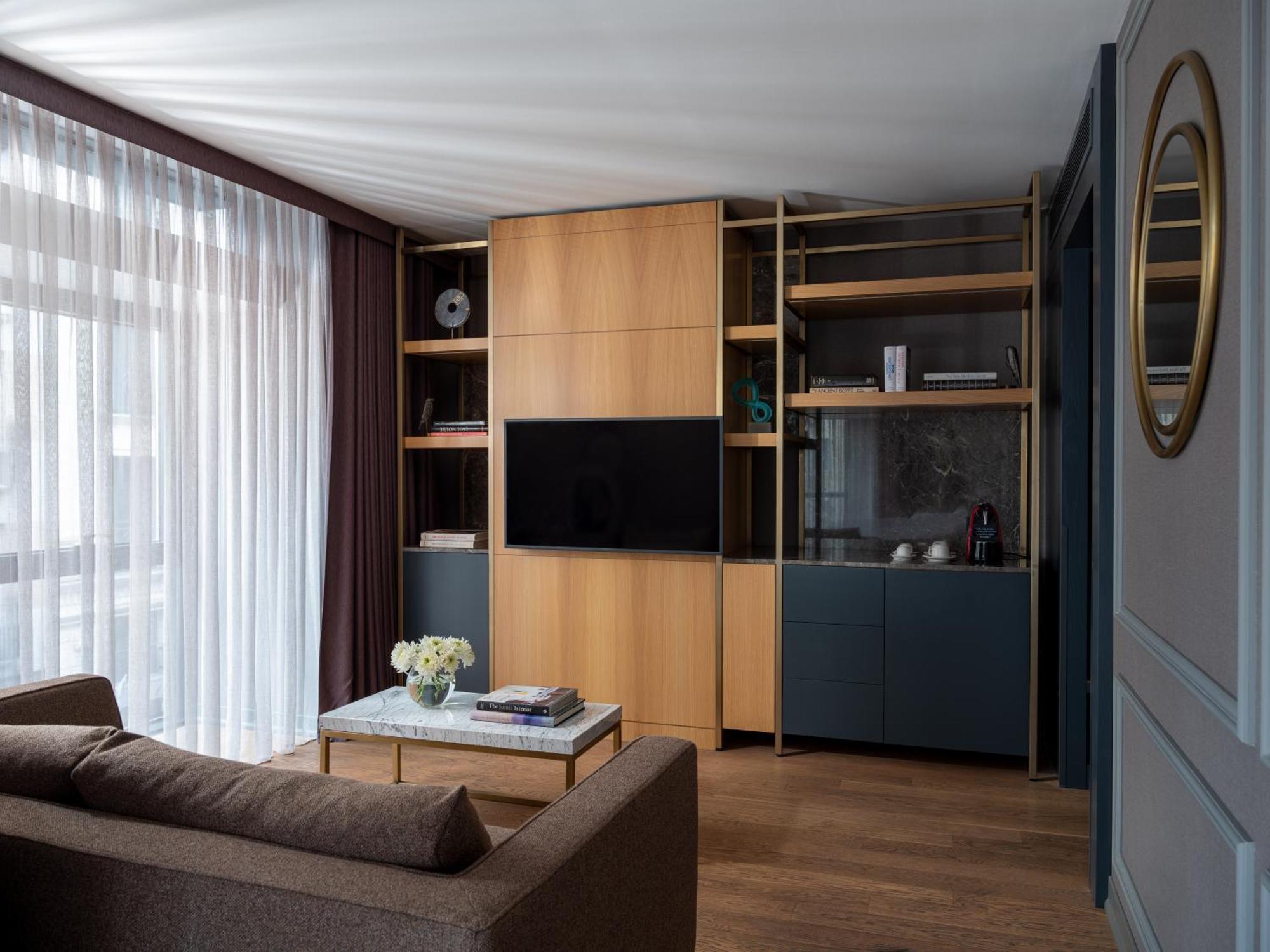 Hotel Sofitel Istanbul Taksim Zewnętrze zdjęcie A living room in a suite at the Mandarin Oriental, Paris